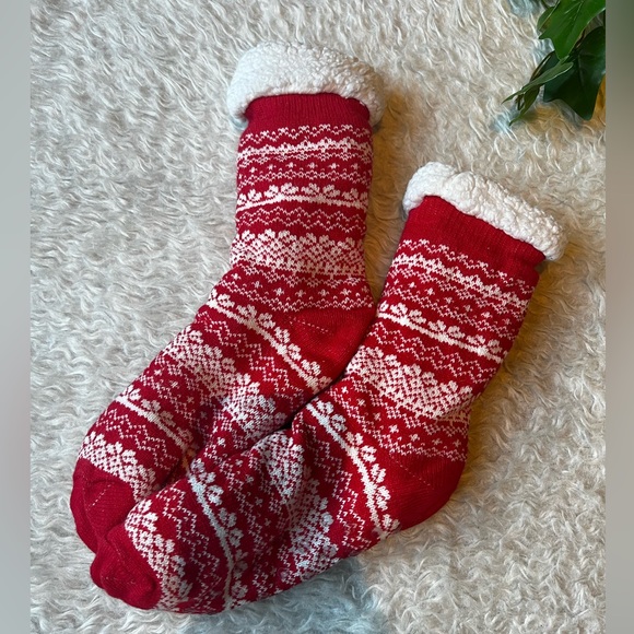 NWOT warm Fuzzy holiday socks stalkings 💛 - Picture 1 of 3